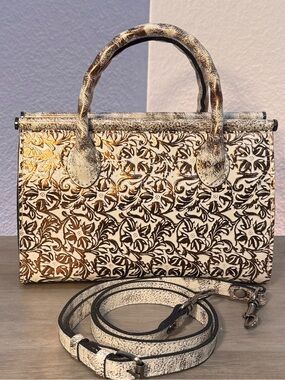 Patricia Nash Ivory Embossed Leather Satchel Antique Gold NWOT Crossbody
RARE👜